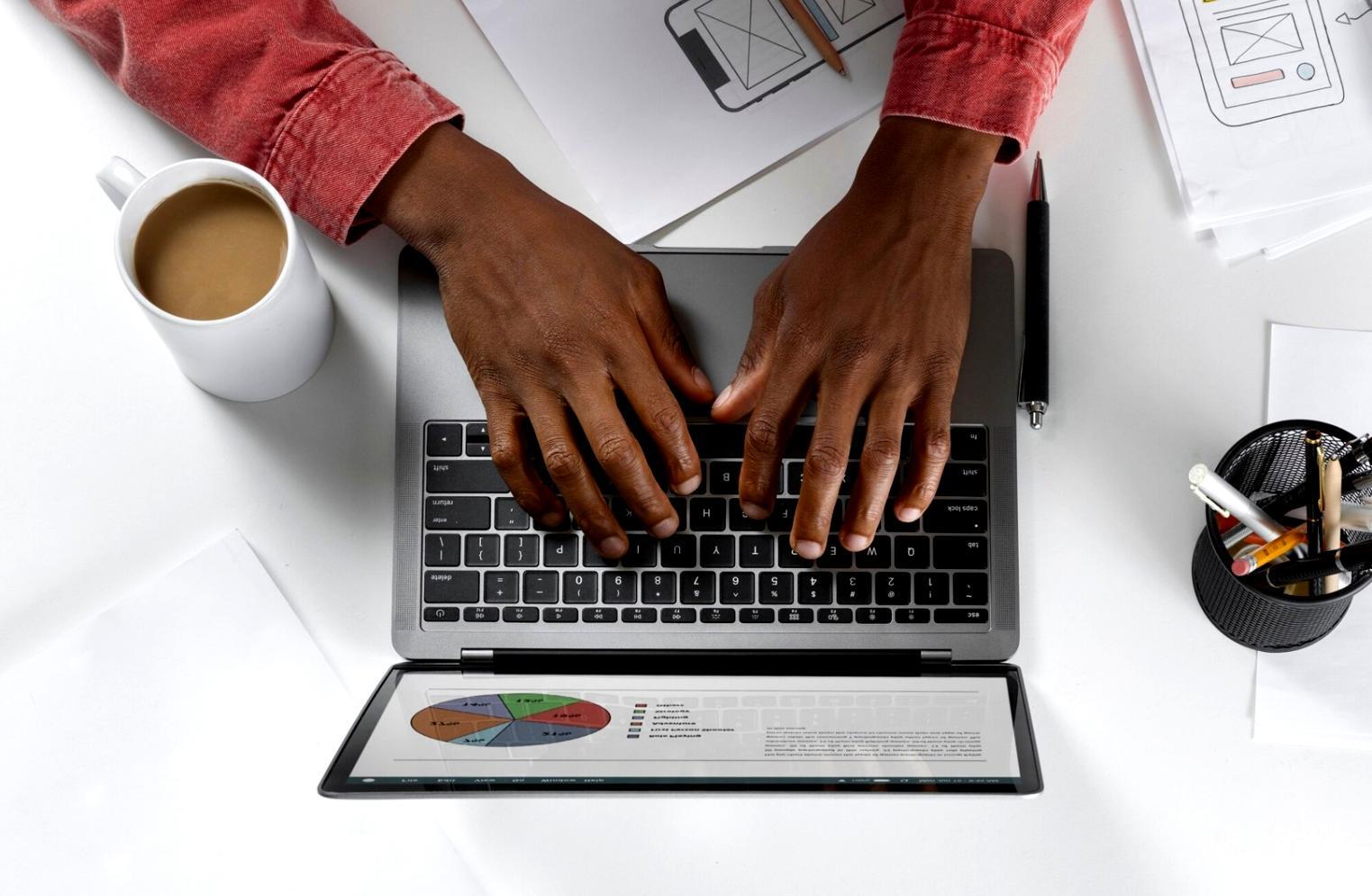 Team bei der Arbeit an SEO-Strategien