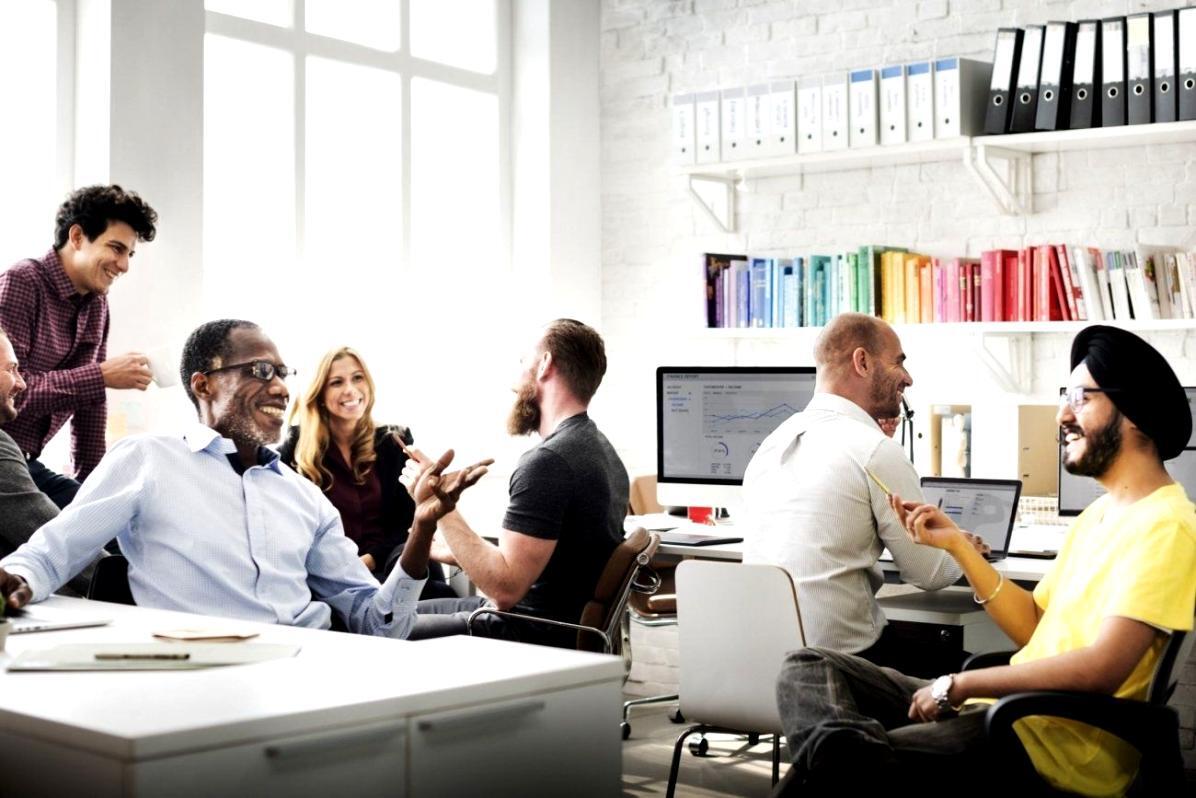 Professionelles Arbeitsumfeld mit modernem Equipment